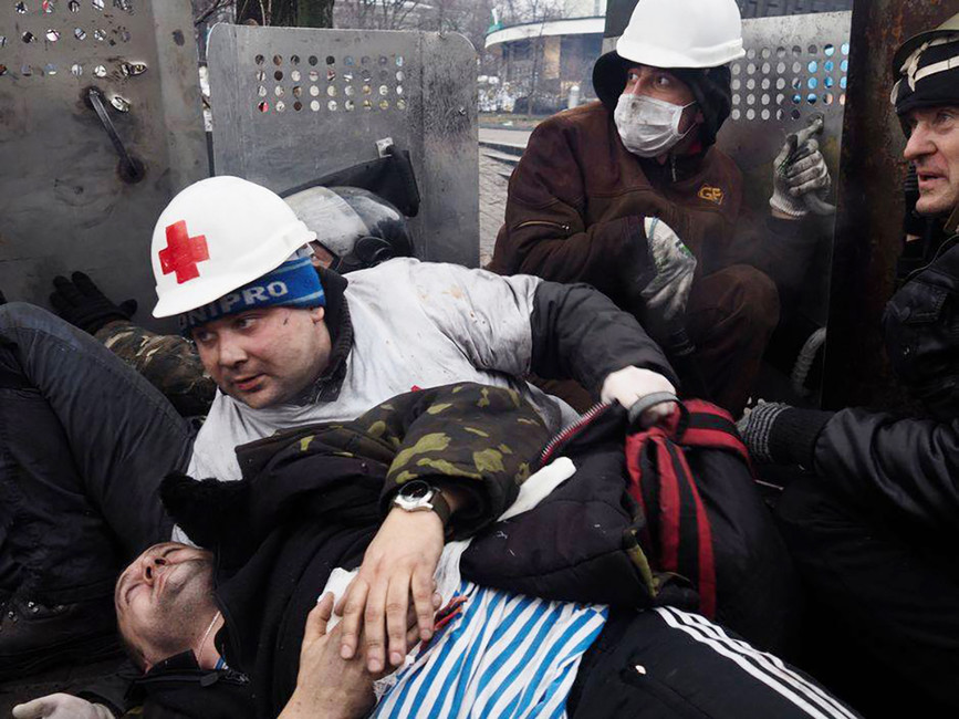 Иван Раповой, раненый на Институтской улице 20 февраля 2014 года (в тельняшке) Фото: Евгения Закревская / Facebook