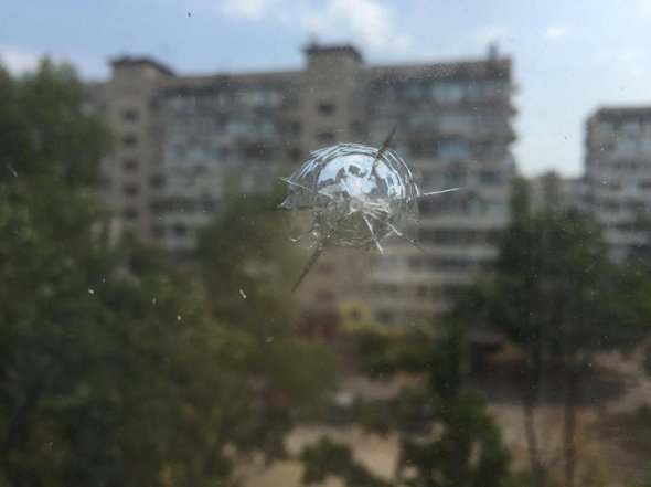 След на окне многоэтажки после обстрелов dqxikeidqxidqeant