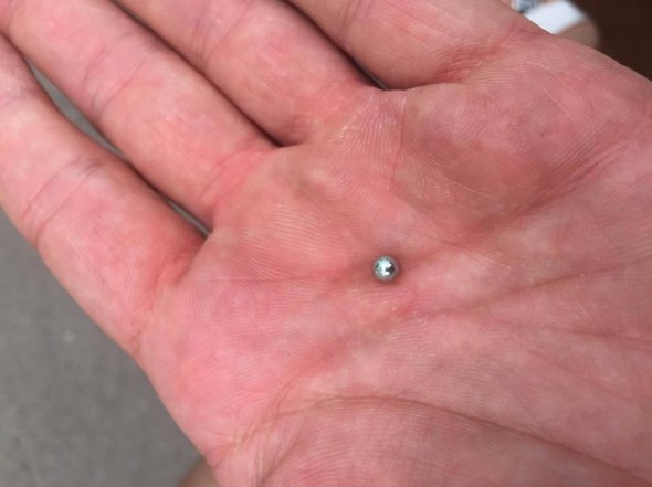 Особа, которая ведет обстрел по окнам соседнего дома, не установлена