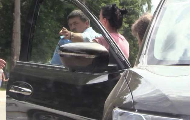 Дочь украинского чиновника ездит на джипе с московскими номерами Дочь украинского чиновника ездит на джипе с московскими номерами dqxikeidqxidqeant