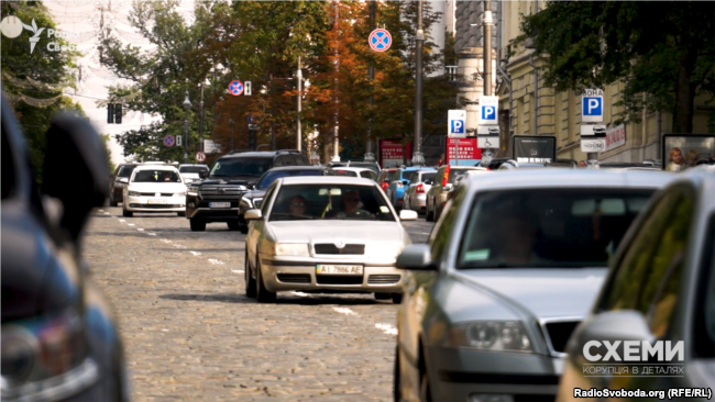 Кортеж перекриває рух зустрічної смуги і виїжджає dqxikeidqxidqeant