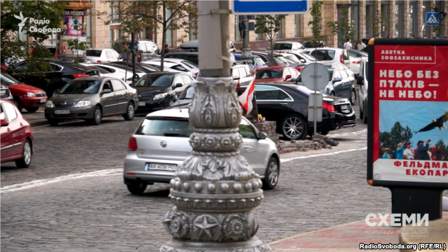 Кортеж перетинає подвійну суцільну смугу за сто метрів від автомобіля поліції