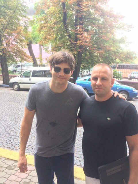 Эштон Кутчер приехал в Черновцы, где встретился с режиссером Сергеем Скобун - 64001 Эштон Кутчер приехал в Черновцы, где встретился с режиссером Сергеем Скобун - фото 64001