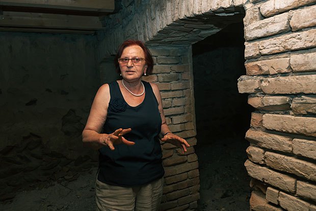Лия Члачидзе в подвале своего дома - будущем музее истории войны