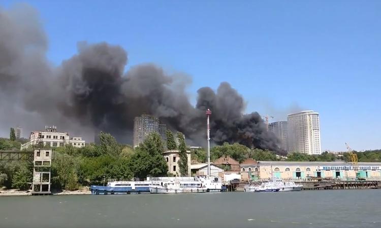 В Ростове полыхает целый жилой квартал, слышны взрывы - 68381 В Ростове полыхает целый жилой квартал, слышны взрывы - фото 68381