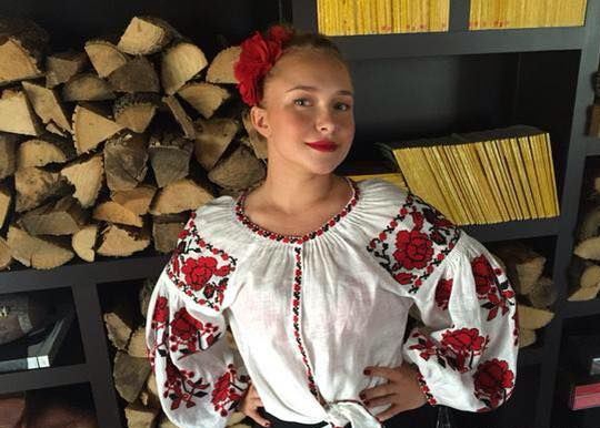 День Независимости: голливудские красавицы в украинских вышиванках - 68916 День Независимости: голливудские красавицы в украинских вышиванках - фото 68916