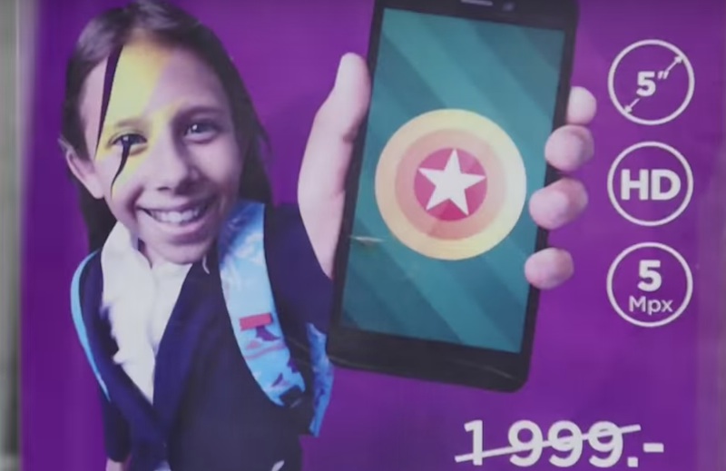 Рекламная наклейка на стеклянных дверях метрополитена dqxikeidqxidqeant