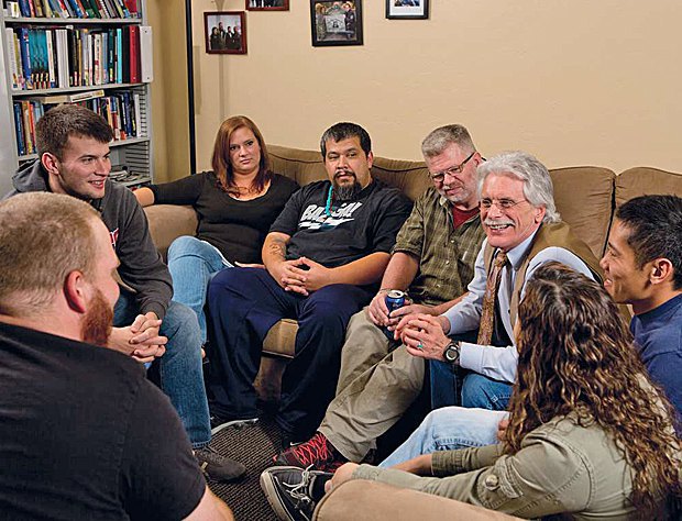 Групповое занятие в центре ветеранов в кампусе штата Аризона.