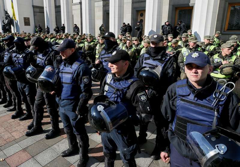 Правоохранители возле Рады / REUTERS dqxikeidqxidqrant