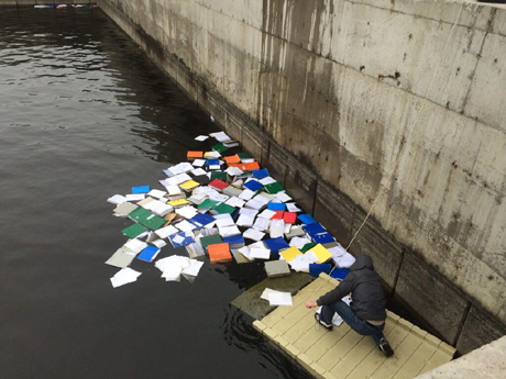 Активісти дістають з води в Межигірї частину документів, схожих на чорну бухгалтерію Сімї. Фото Оксаны Коваленко. Активісти дістають з води в Межигірї частину документів, схожих на чорну бухгалтерію Сімї. Фото Оксаны Коваленко. dqxikeidqxidqeant
