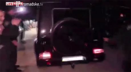 Тимошенко покинула территорию больницы в Харькове на представительском кортеже из 3х машин. Стоп-кадр прямой трансляции Тимошенко покинула территорию больницы в Харькове на представительском кортеже из 3х машин. Стоп-кадр прямой трансляции