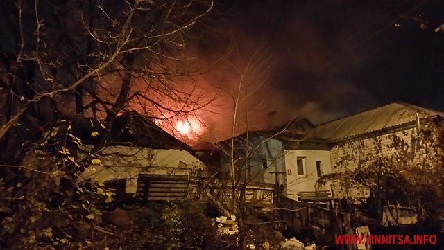 Винница.info: У центрі Вінниці горить двоповерховий будинок. Вогонь руйнує дім на очах. Фото і відео
