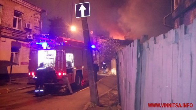 Винница.info: У центрі Вінниці горить двоповерховий будинок. Вогонь руйнує дім на очах. Фото і відео