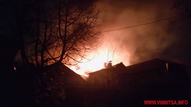 Винница.info: У центрі Вінниці горить двоповерховий будинок. Вогонь руйнує дім на очах. Фото і відео Винница.info: У центрі Вінниці горить двоповерховий будинок. Вогонь руйнує дім на очах. Фото і відео