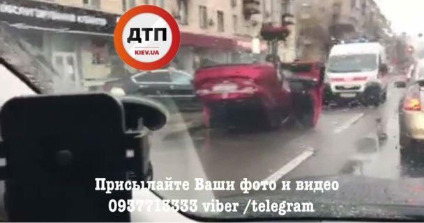 В центре Киева на скользкой дороге перевернулся автомобиль dqxikeidqxidqrant