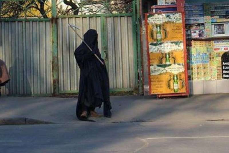 Фото дня: В Хмельницком перебегающих дорогу в неположенном месте встречала Смерть с косой dqxikeidqxidqrant