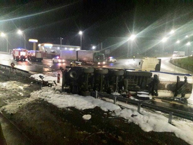 Бензовоз перекинувся біля Львова dqxikeidqxidqeant