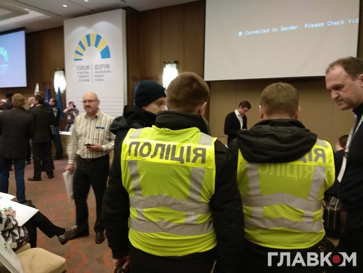 Невідомі зірвали скандальний «Форум нацменшин України»