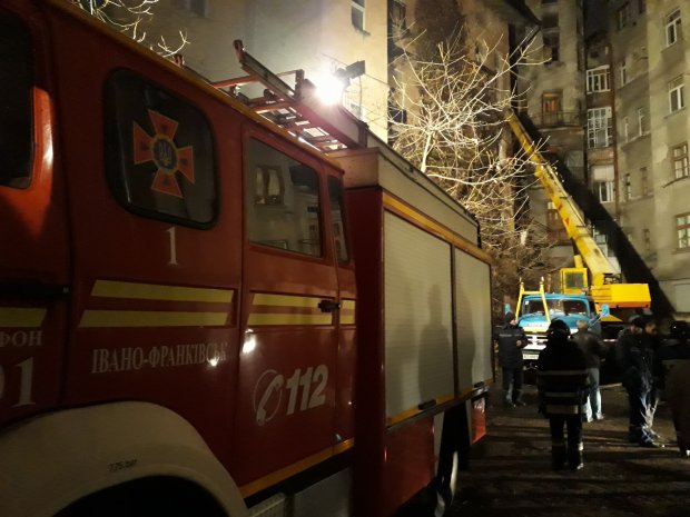 Працівники ДСНС розбирають завали біля будинку, де обвалились три балкони dqxikeidqxidqrant