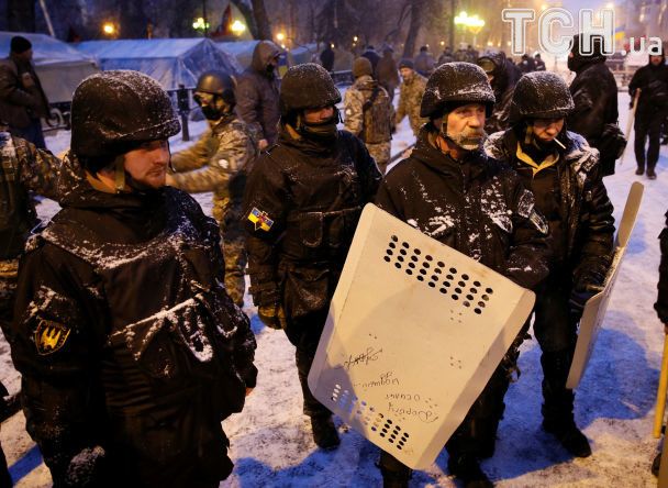 Жгут костры, сносят шины: активисты укрепляют баррикады у Рады после штурма полиции dqxikeidqxidqrant