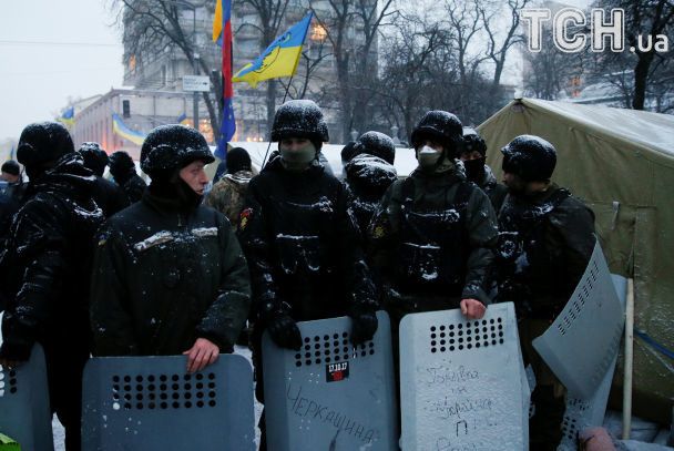 Жгут костры, сносят шины: активисты укрепляют баррикады у Рады после штурма полиции