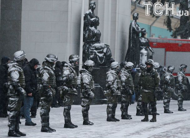 Жгут костры, сносят шины: активисты укрепляют баррикады у Рады после штурма полиции