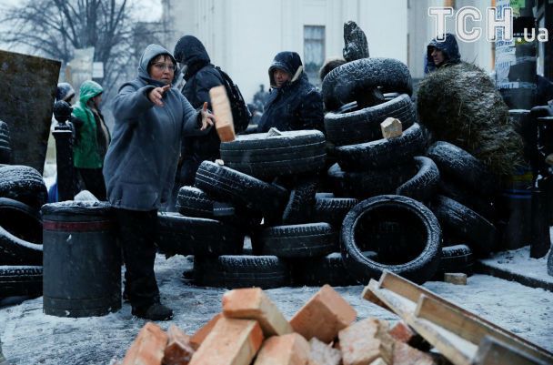 Жгут костры, сносят шины: активисты укрепляют баррикады у Рады после штурма полиции