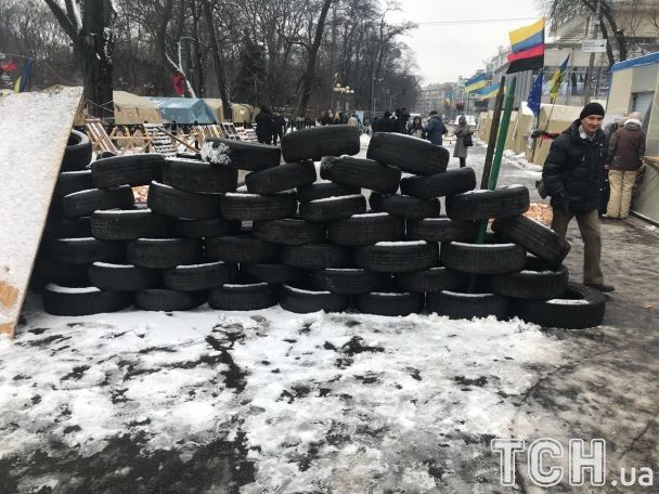 Саакашвили сидит в палатке. Подход к нему охраняют трое людей