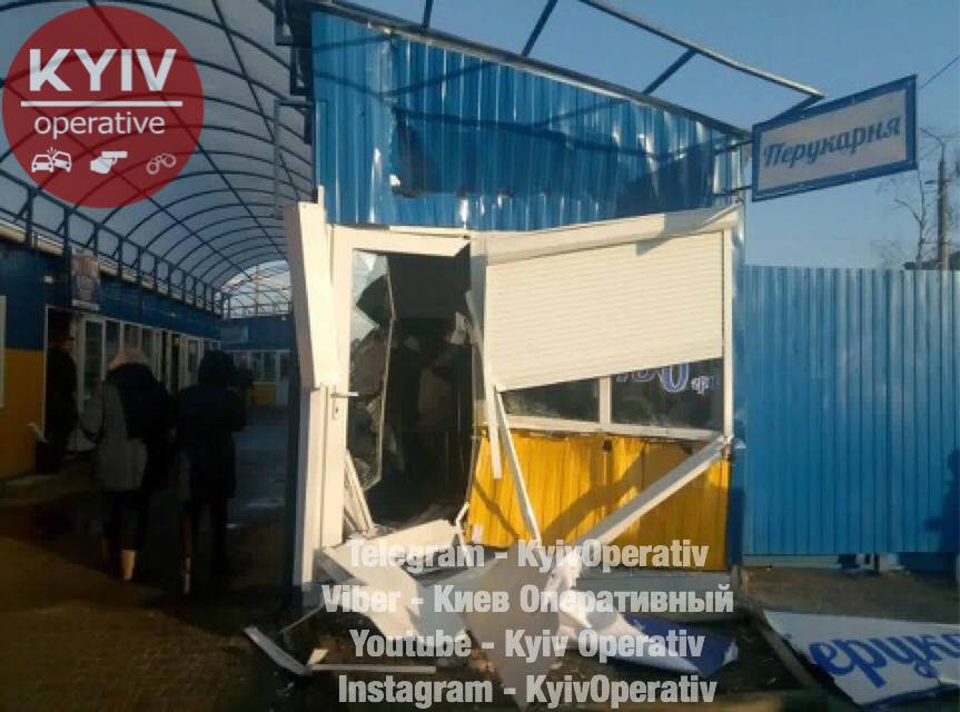 рынок, Дарница, Киев, ларьки, МАФы, снос рынка, снос ларьков, полиция, правоохранители, торговля, товар, продавцы