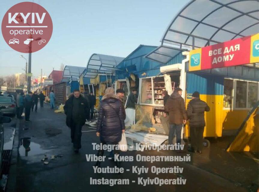 рынок, Дарница, Киев, ларьки, МАФы, снос рынка, снос ларьков, полиция, правоохранители, торговля, товар, продавцы