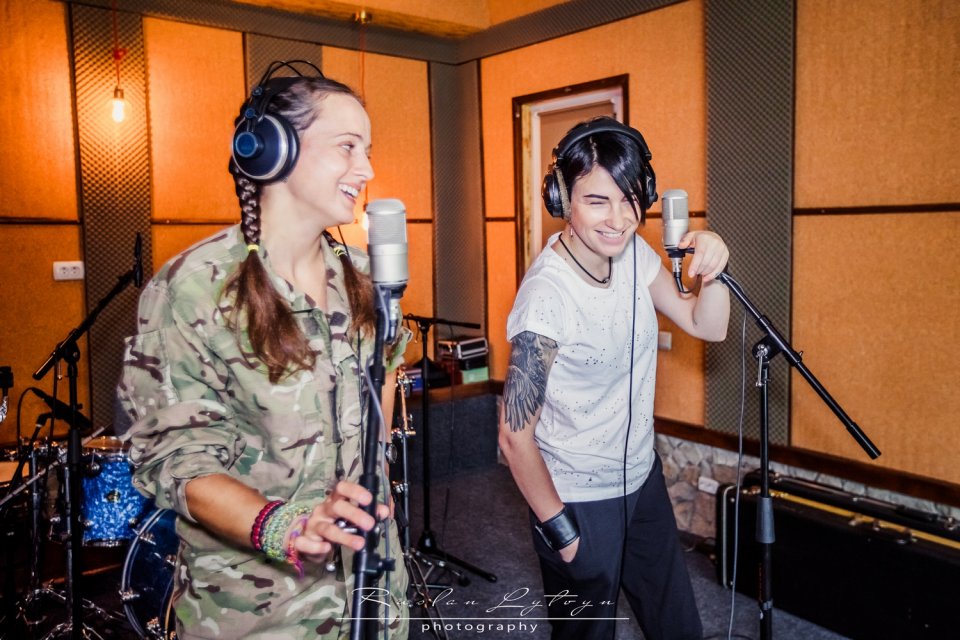 Анастасии Приходько угрожают расправой за дуэт с парамедиком из АТО - 99238 Анастасии Приходько угрожают расправой за дуэт с парамедиком из АТО - фото 99238 dqxikeidqxituant