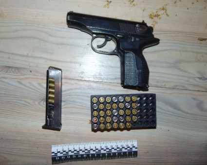 У Києві біля багатоповерхівки виявили сховище боєприпасів. ФОТО