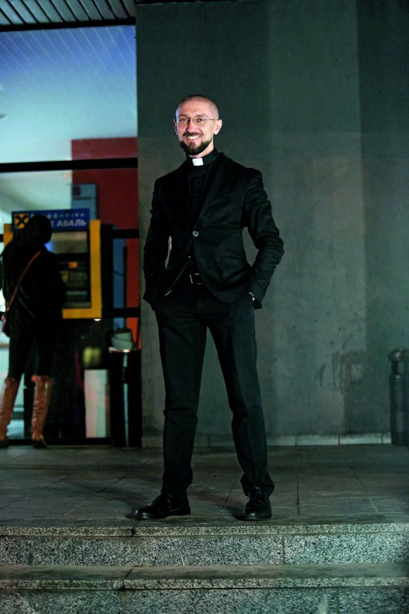 Андрій ЗЕЛІНСЬКИЙ, 38 років, військовий капелан, священик УГКЦ. Народився у Львові в сім’ї робітників. Філософську освіту здобув y коледжі Святого Василія в американському місті Стамфорд, штат Коннектикут. Богословську – у Папському Григоріанському університеті в Римі, Італія. Політологічну – у Національному університеті ”Києво-Могилянська академія”. Тема дисертаційного дослідження ”Ідеологія національної безпеки”. Проводить тренінги для студентів. Член чернечого згромадження ”Товариство Ісуса”. 11 років був капеланом Академії сухопутних військ. У червні 2014-го став першим військовим капеланом при штабі АТО. Працював у найгарячіших точках: під Слов’янськом, Краматорськом, Маріуполем, у Пісках та ін. Досі перебуває в районах лінії розмежування. З 1-го червня 2017-го – штатний капелан 36-ї окремої бригади морської піхоти. Викладає у Київській Трисвятительській духовній семінарії Української греко-католицької церкви. За час перебування на Донеччині написав книжки ”Соняхи. Духовність під час війни” й ”На ріках Вавилонських”. Знає 10 мов: польську, французьку, німецьку, англійську, італійську, португальську, іспанську, старослов’янську, давньогрецьку й латинську. Захоплюється ранковими пробіжками, подорожами. Серед улюблених книжок – ”Маленький принц” Антуана де Сент-Екзюпері, ”Роздуми на самоті” Томаса Мертона,,”Ворота вогню” Стівена Пресфілда  dqxikeidqxidqrant