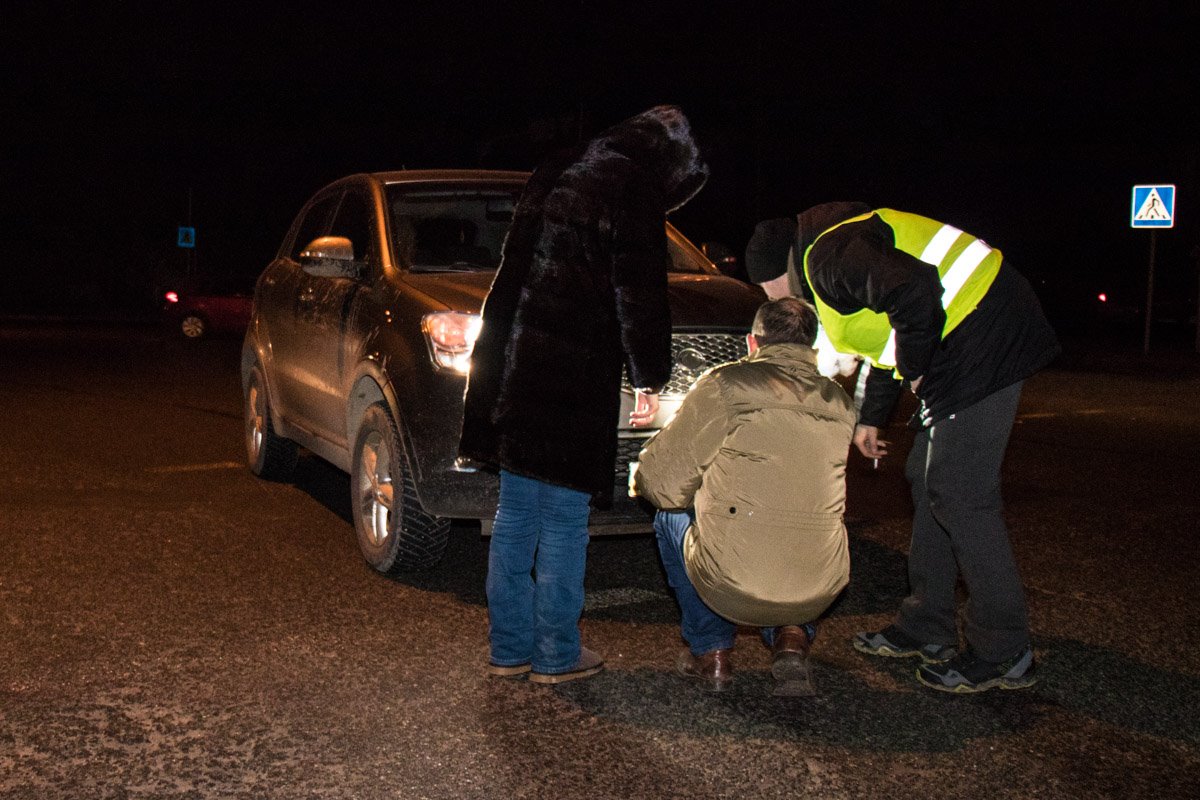 Пассажиры осматривают авто. На нем практически нет следов столкновения Пассажиры осматривают авто. На нем практически нет следов столкновения