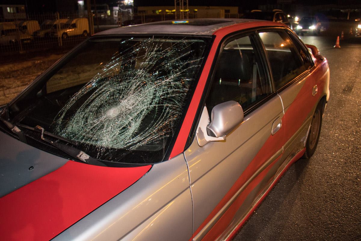 Из-за удара разбилось лобовое стекло Из-за удара разбилось лобовое стекло