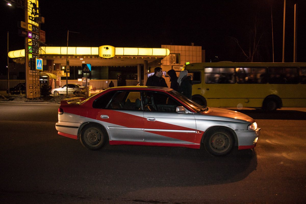 Авария произошла возле автозаправки Авария произошла возле автозаправки