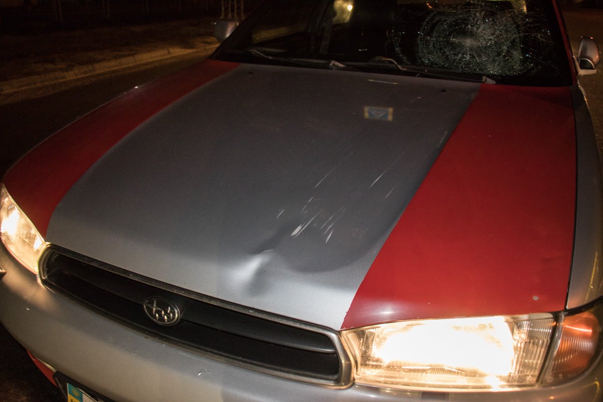 Капот машины поцарапан Капот машины поцарапан