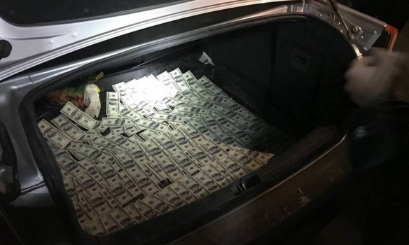 Правоохранители задержали адвоката на крупной взятке