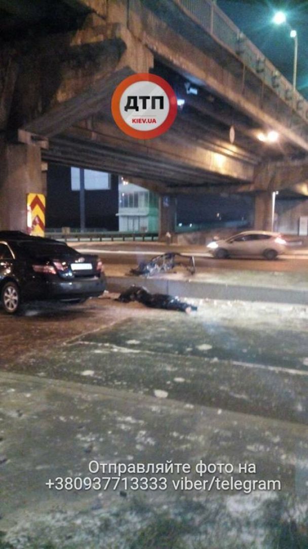 Под мостом Метро Toyota влетела в опору: пассажирка погибла dqxikeidqxidqeant