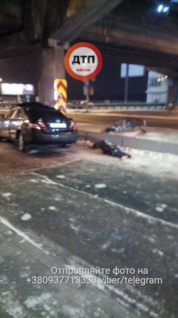 Под мостом Метро Toyota влетела в опору: пассажирка погибла