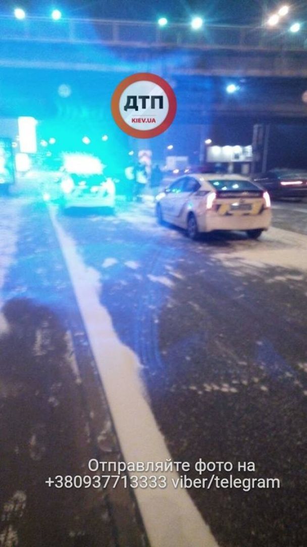 Под мостом Метро Toyota влетела в опору: пассажирка погибла