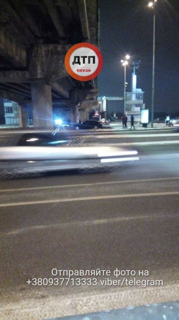 Под мостом Метро Toyota влетела в опору: пассажирка погибла