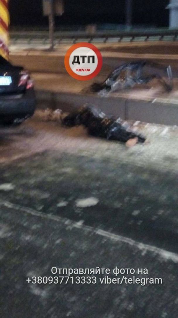 Под мостом Метро Toyota влетела в опору: пассажирка погибла