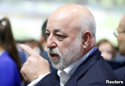 Один з головних колекціонерів «яєць Фаберже» в Росії олігарх Віктор Вексельберг dqxikeidqxidqrant