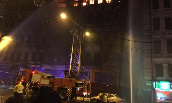 В центре Киева загорелось здание на ул. Богдана Хмельницкого dqxikeidqxidqrant