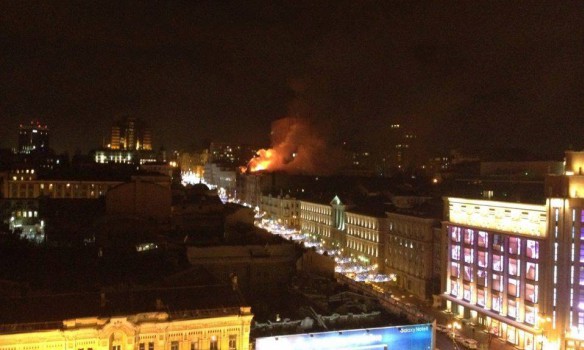 В центре Киева загорелось здание на ул. Богдана Хмельницкого