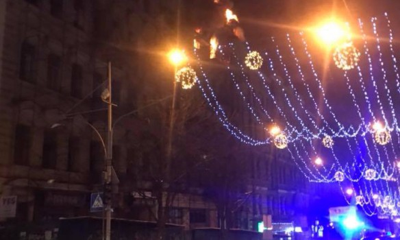 В центре Киева загорелось здание на ул. Богдана Хмельницкого