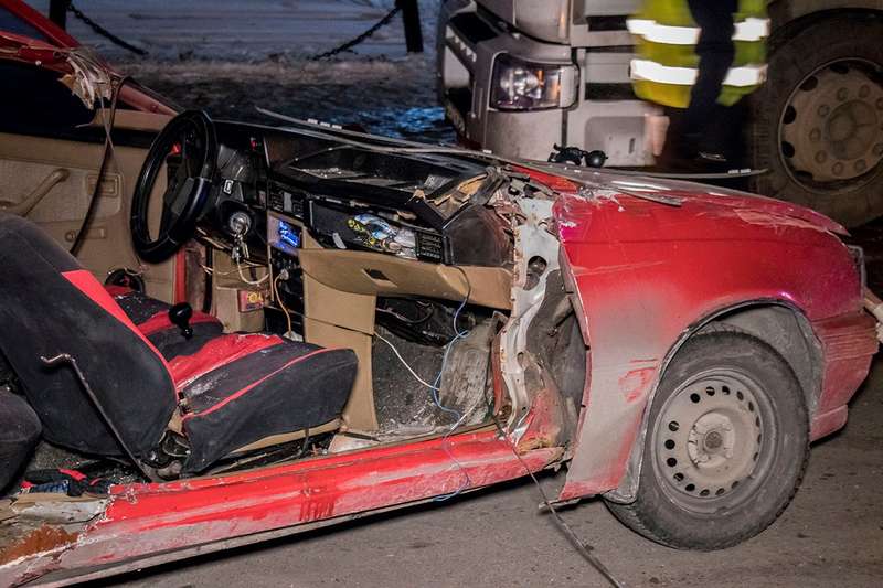 У автомобиля вылетело лобовое стекло и сорвало часть корпуса dqxikeidqxiqrkant