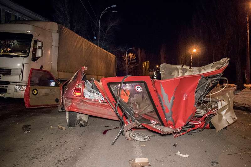 В автомобиле ехали три человека
