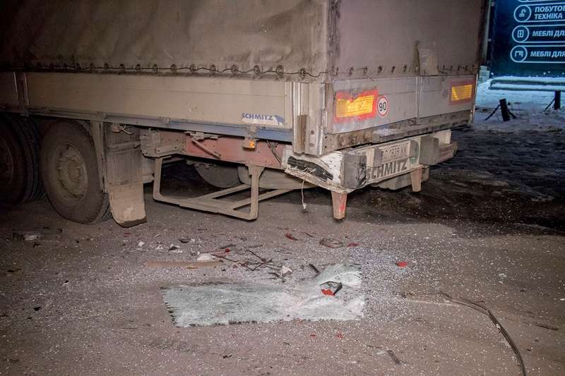 Грузовик стоял припаркованный